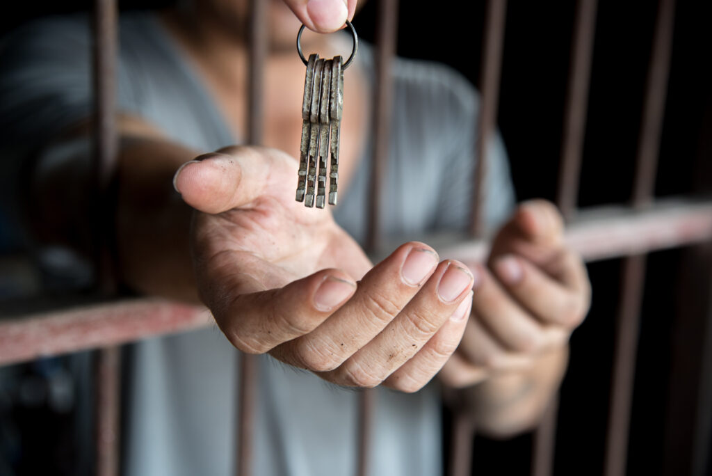 giving a key to released prisoner with begging hand in jail